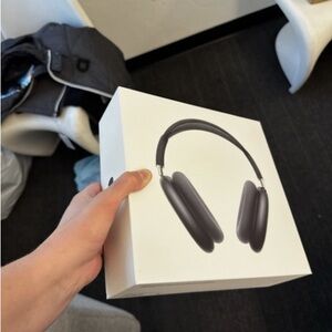 Apple AirPods Max with Smart Case STILL SEALED black - Brand New